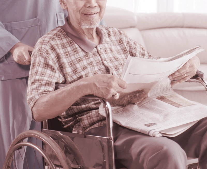 Blije man leest de krant in huis