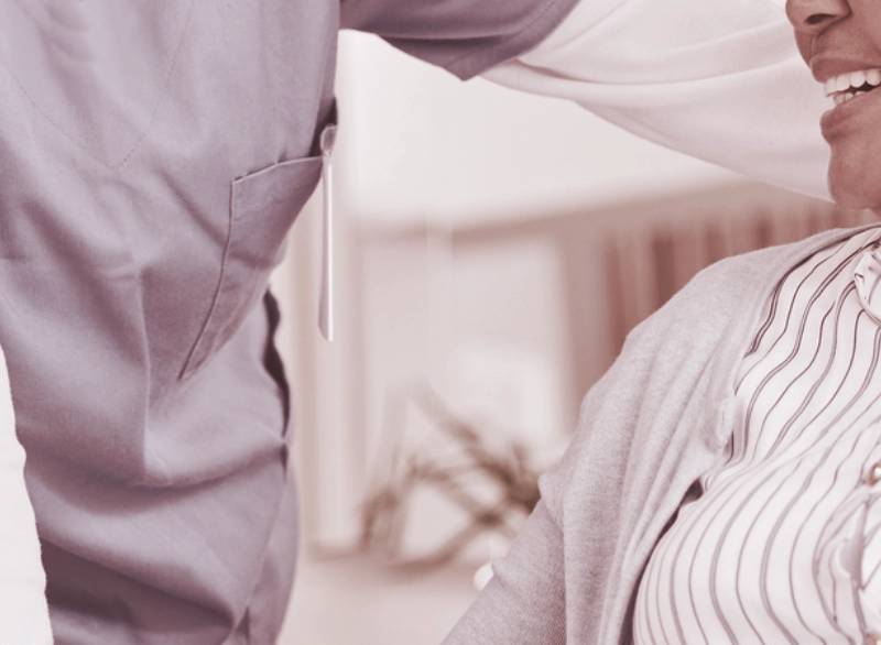 Client lachende met verpleegkundige